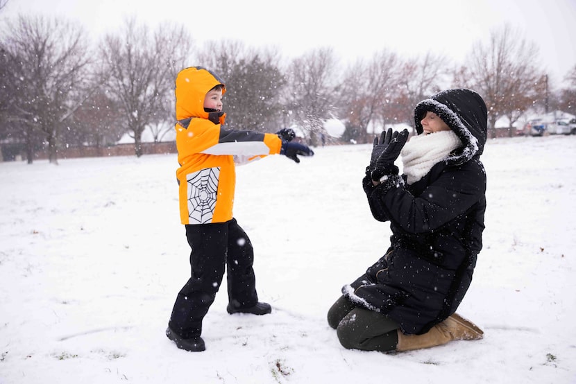 Luke Talman, de 4 años, arroja una bola de nieve a su mamá Katie Talman en Frankford Park de...