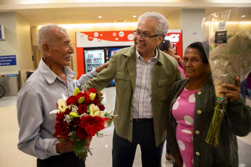 Juan Guzmán Ceballos, de 80 años, junto a Jaime Damián, fundador del programa Lazos de Oro,...