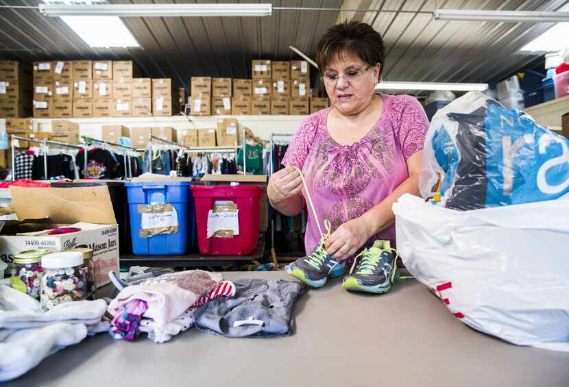 La tienda de artículos de segunda mano Second Chance Emporium ha entregado ropa a familias...