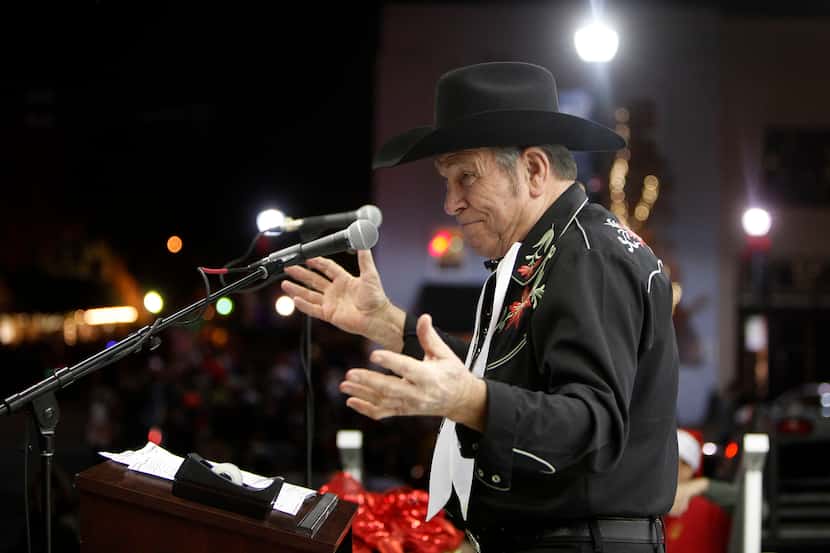 Grand marshal Burton Gilliam recites "The Night Before Christmas" prior to the start of the...