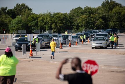 
Cerca de 9,000 vehículos llegaron hasta Fair Park el viernes para recibir los útiles...