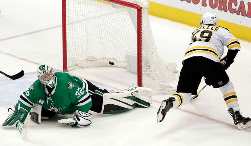 Stars goalie Kari Lehtonen (32) is unable to stop a score by Boston Bruins left wing Tim...