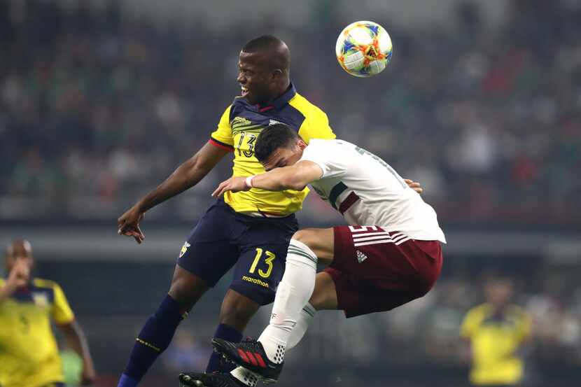 Enner Valencia #13 y  Héctor Moreno #15 chocan durante el partido entre Ecuador y México en...