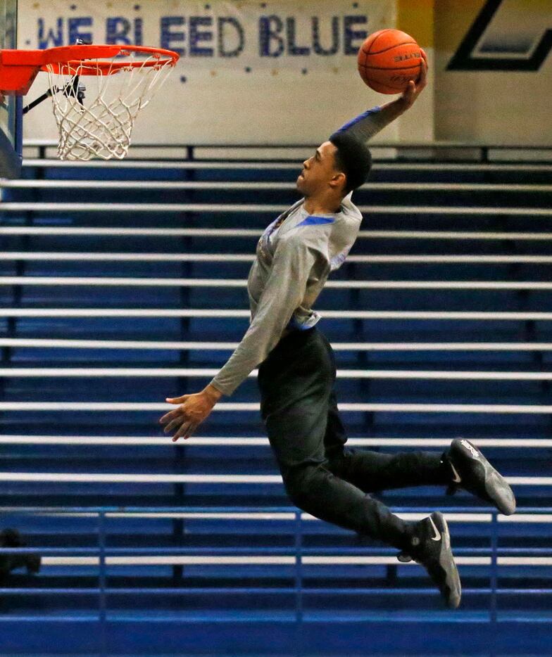 Garland Lakeview's Zhaire Smith dunks during basketball practice at Garland Lakeview...