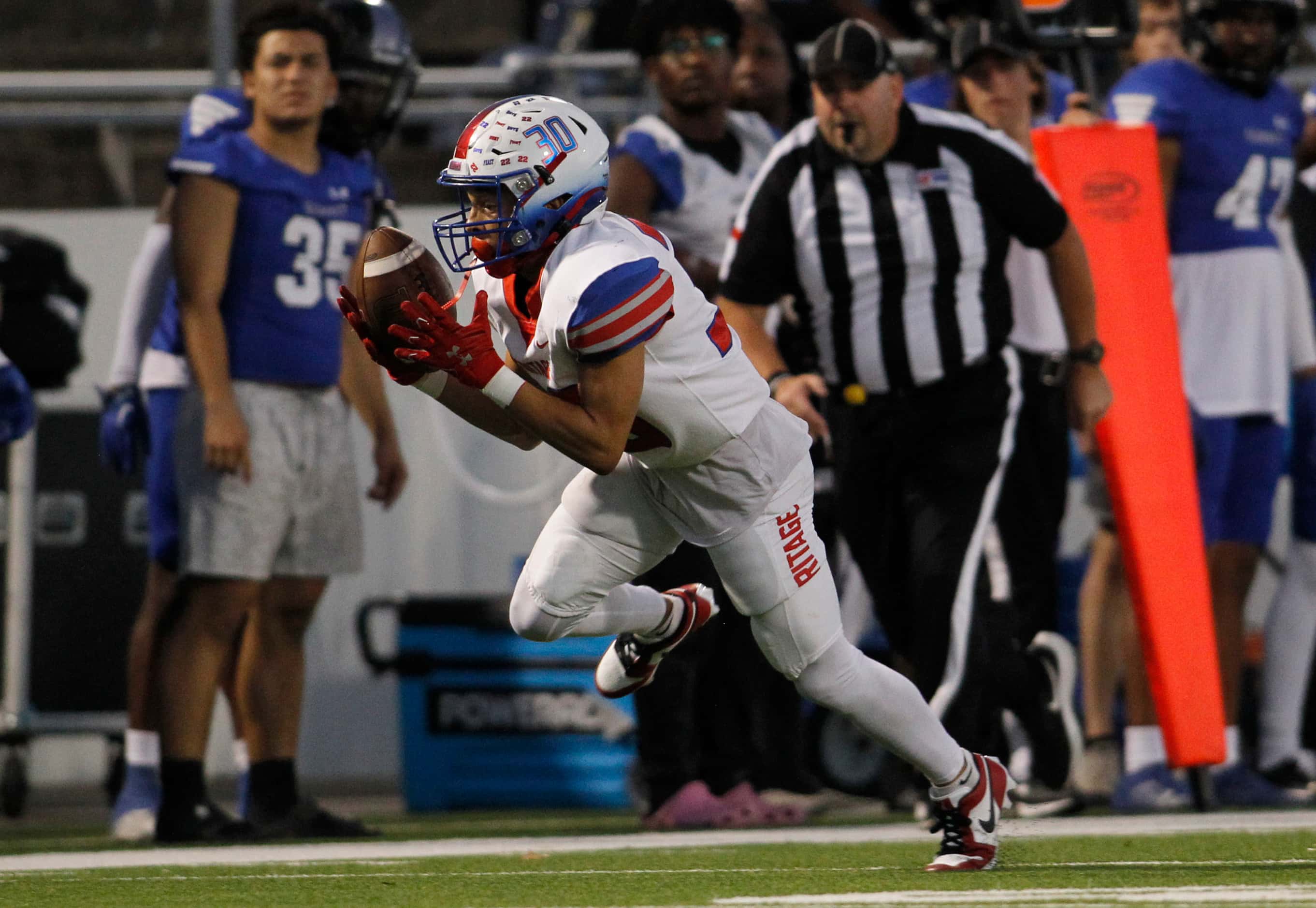 Midlothian Heritage receiver Jayce McCoy (30) pulls in a reception during first quarter...