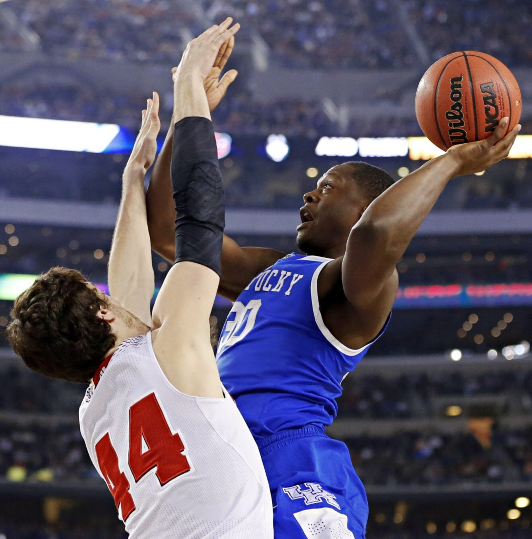 Kentucky Wildcats forward Julius Randle (30) goes up against Wisconsin Badgers forward Frank...