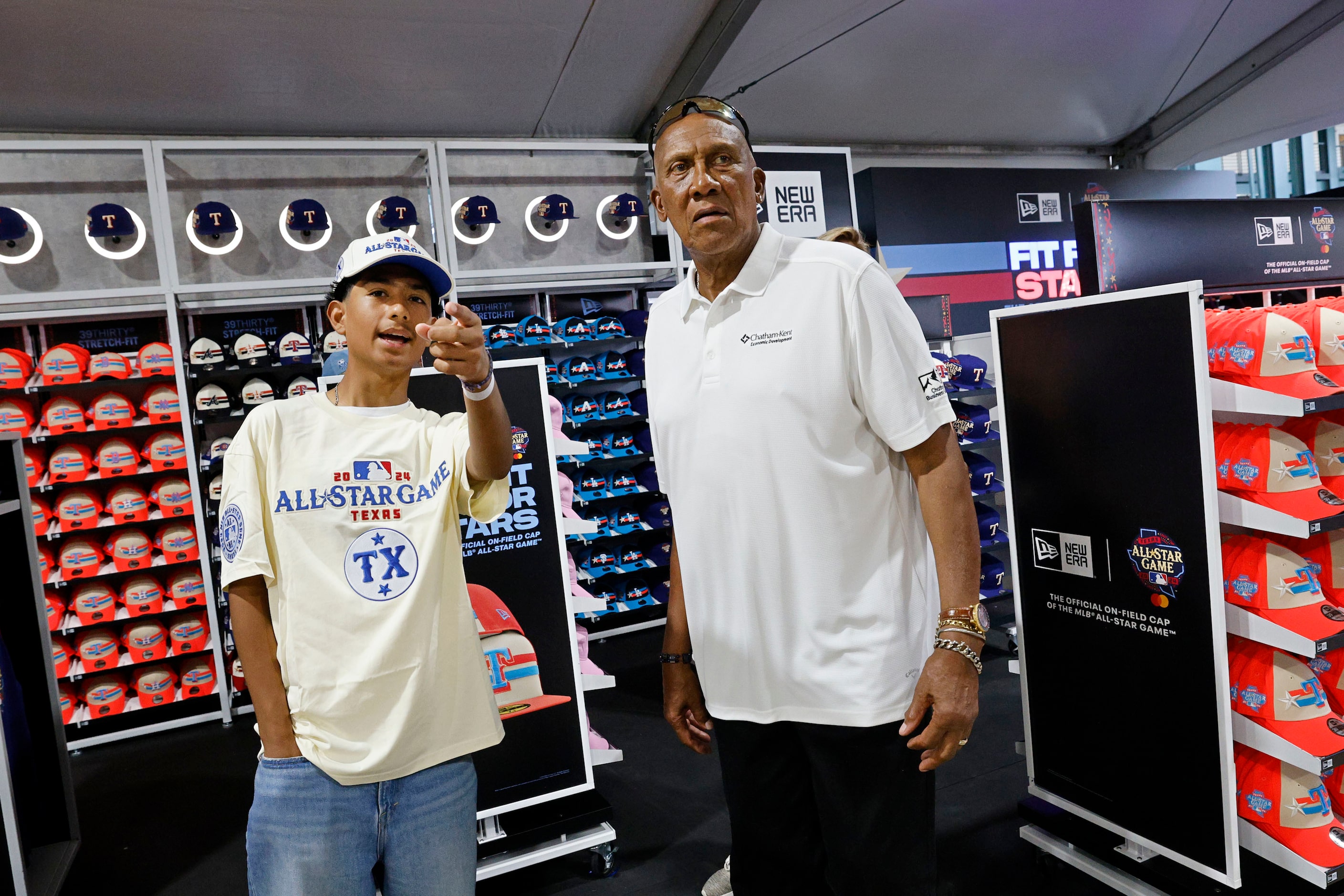 Make-a-Wish kid Steven Tovar, 16, of Bell Gardens, Calif., left, talks with former Texas...