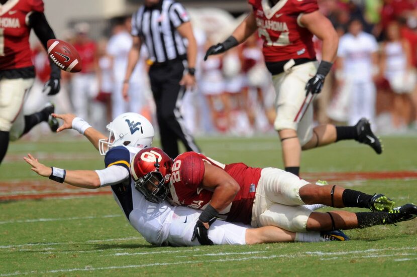 Oct 3, 2015; Norman, OK, USA; Oklahoma Sooners linebacker Jordan Evans (26) sacks West...