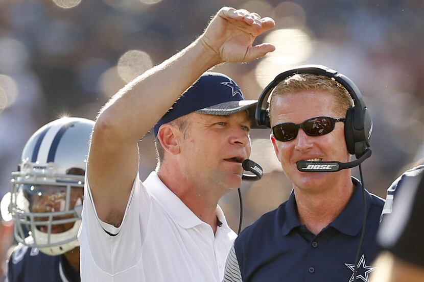 Dallas Cowboys head coach Jason Garrett (right) and offensive coordinator Scott Linehan...