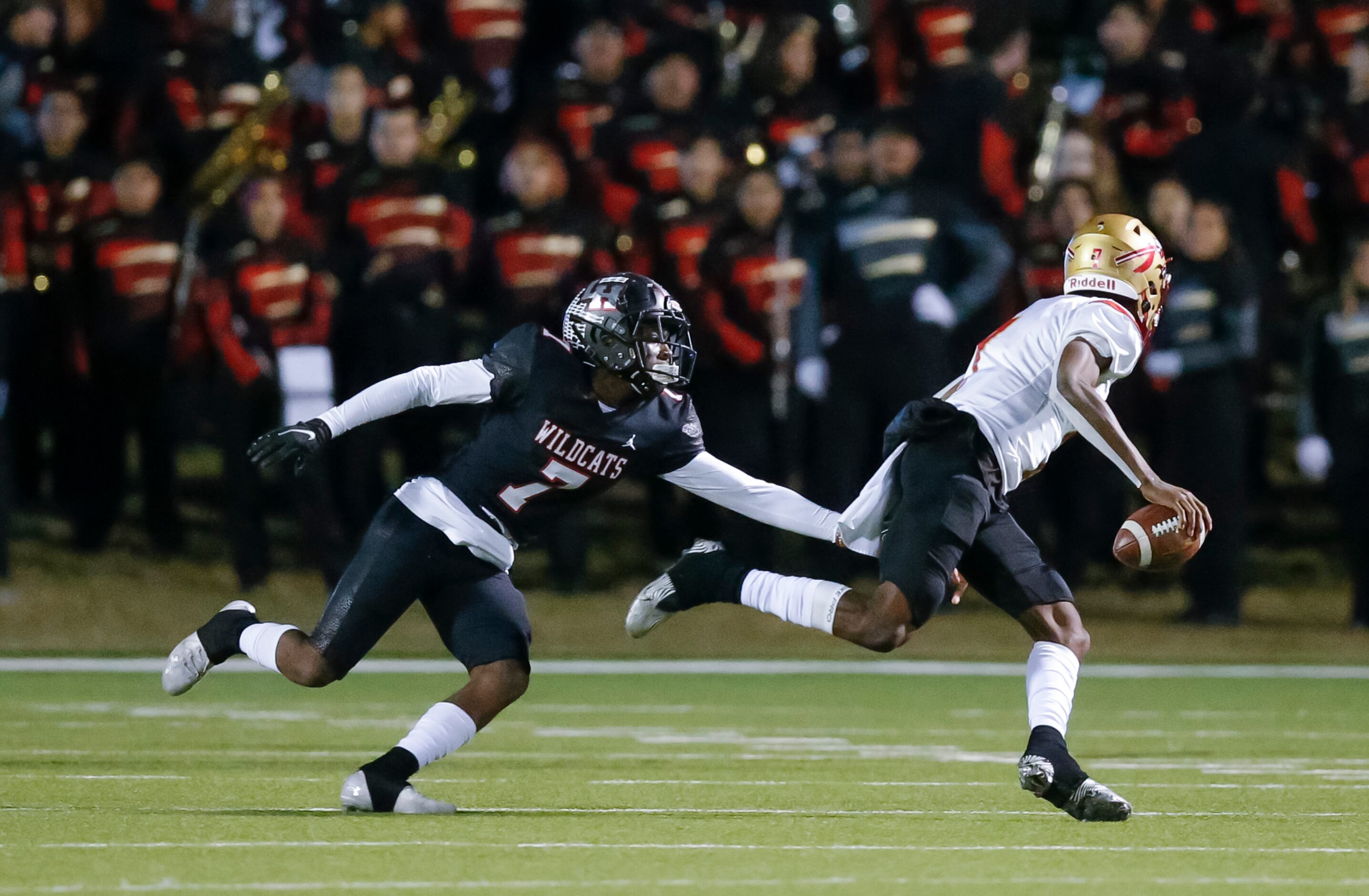 Lake Highlands senior linebacker Jeremiah Richards, left, pressures South Grand Prairie...