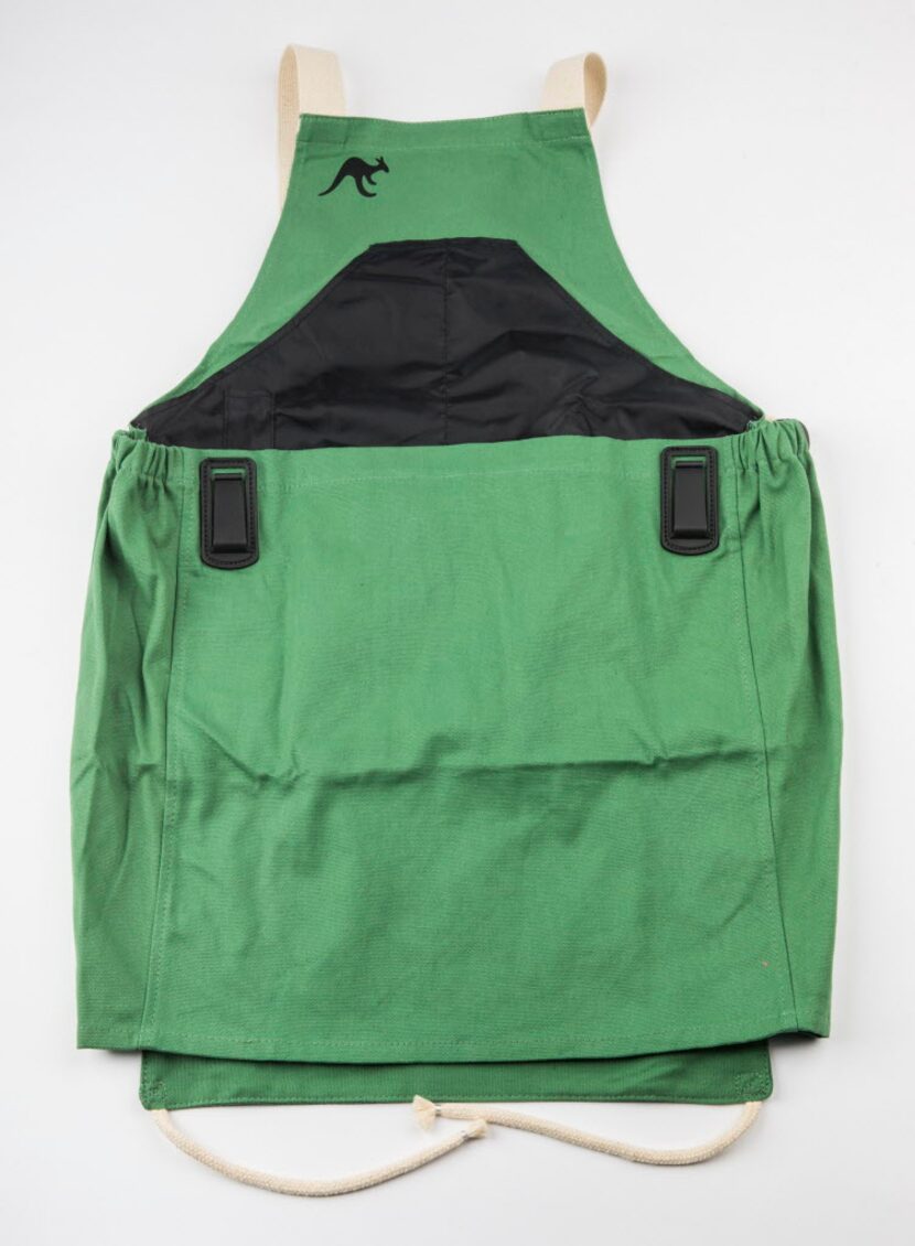 Wear the washable Roo apron, with its generous pouches, to harvest vegetables or collect...