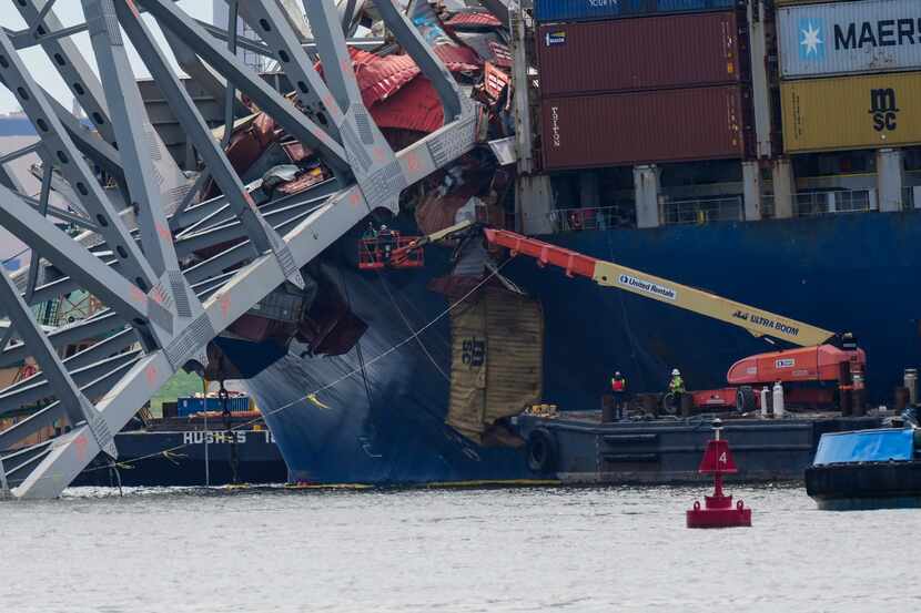 Trabajadores sacan los restos del colapsado Puente Francis Scott Key en Baltimore, Maryland,...