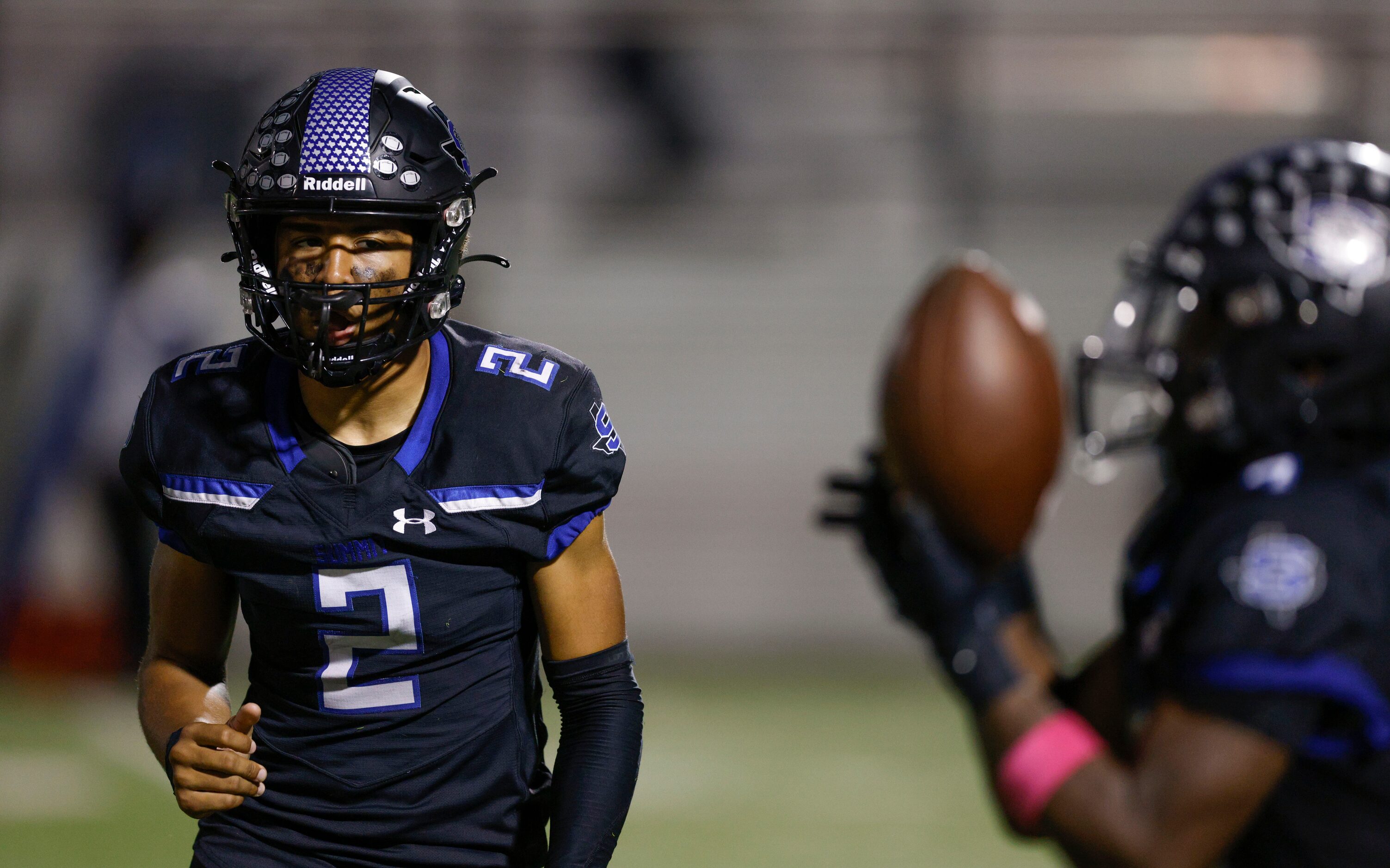 Mansfield Summit quarterback Joseph Williams (2) pitches the ball to running back Amare...