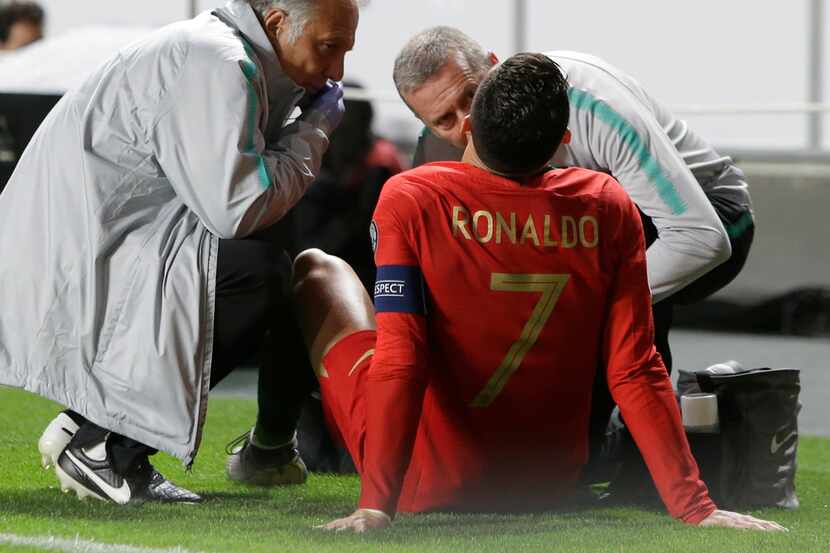 Cristiano Ronaldo recibe tratamiento médico tras sufrir una lesión en el juego de Portugal...