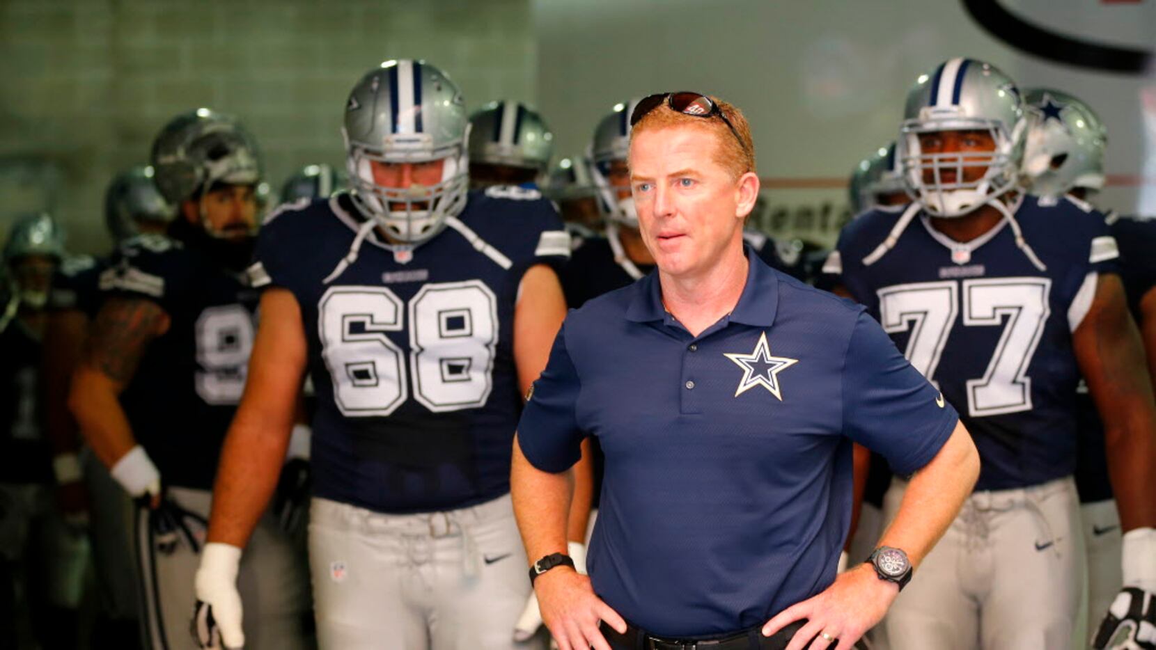 Dallas Cowboys head coach Jason Garrett and his team wait to be introduced before the Tampa...