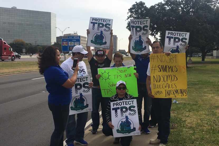 Miembros de la Alianza Nacional por el TPS protestan en frente de las oficinas de ICE en...