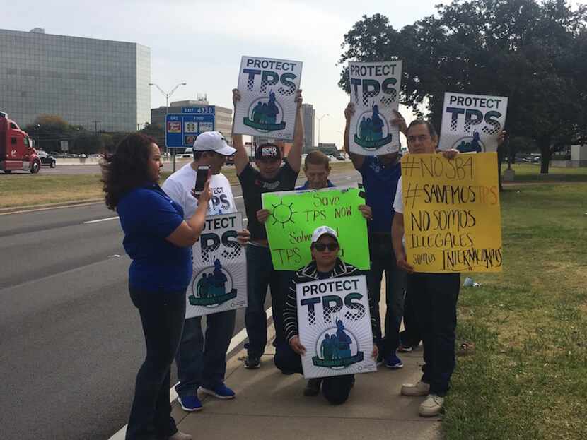 Miembros de la Alianza Nacional por el TPS protestan en frente de las oficinas de ICE en...