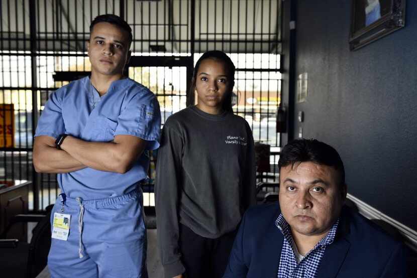 Johan Valle (izq.), en la foto junto a su padre Emilia y su hermana Noelia, es estudiante de...