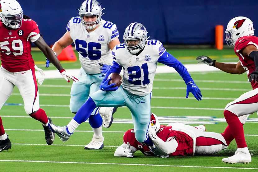 El corredor de los Dallas Cowboys, Ezekiel Elliott (21), rompe una tacleada en al juego ante...