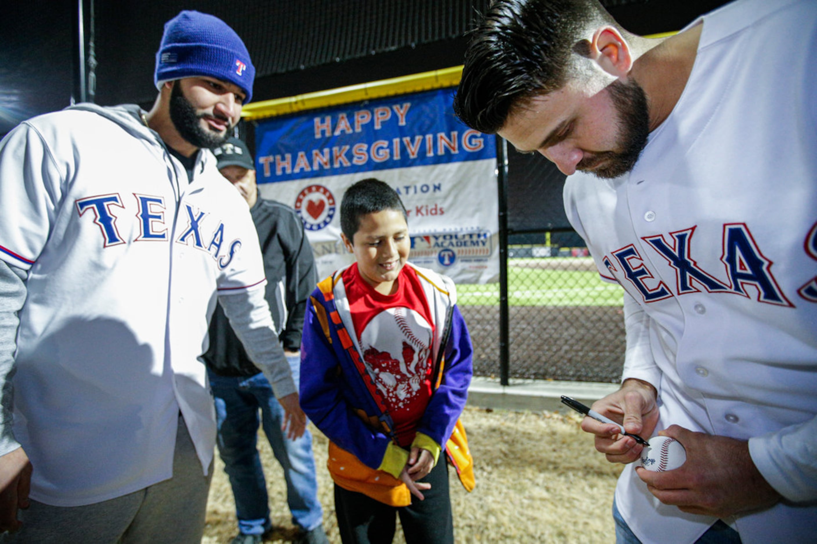 PHOTOS: Joey Gallo, Nomar Mazara and other Rangers pass out Thanksgiving  meals to families in need