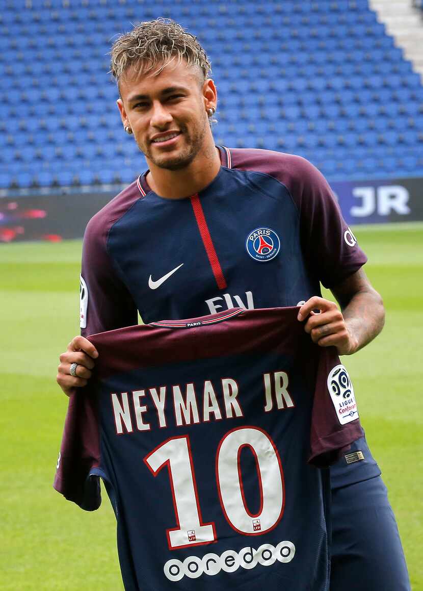 Neymar al ser presentado el viernes por el PSG. Foto AP