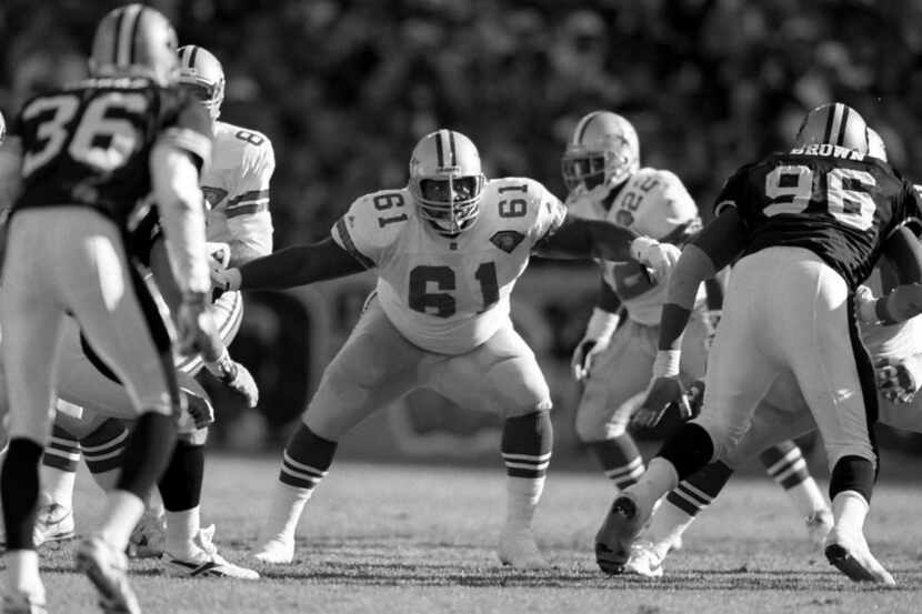 Nate Newton protects the line during the 49ers game on 11/13/94. (Louis DeLuca, The Dallas...