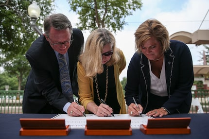 From left: DART Executive Director Gary Thomas, DART Board of Directors chairwoman Sue...