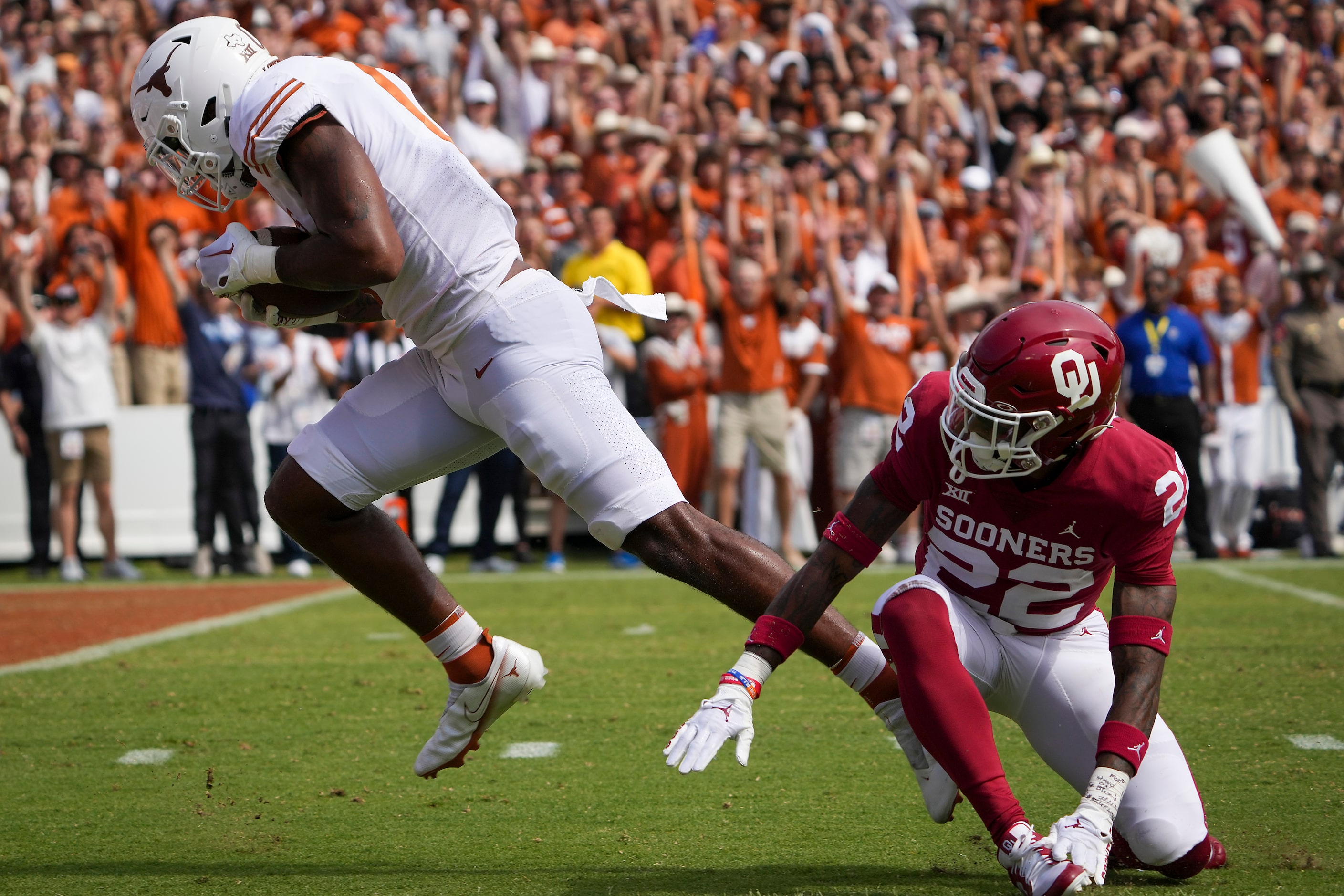 Texas tight end Ja'Tavion Sanders (0) gets past Oklahoma defensive back C.J. Coldon (22) for...