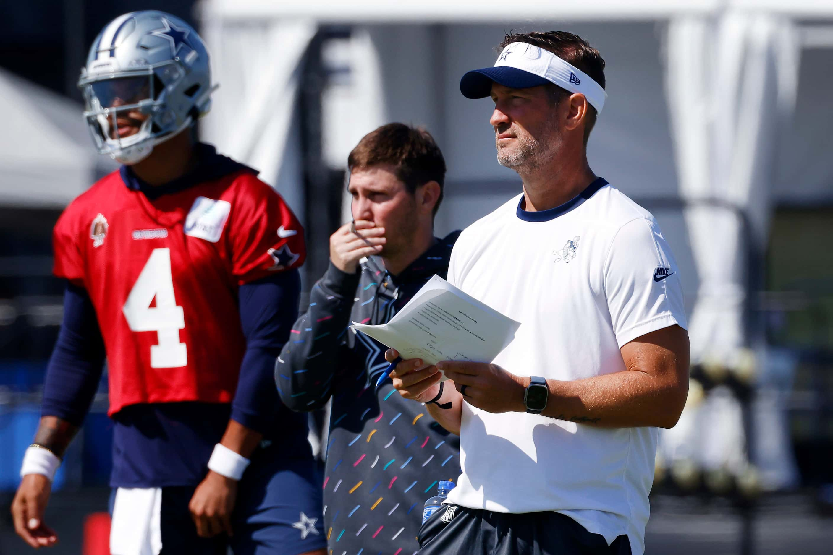 Dallas Cowboys offensive coordinator Brian Schottenheimer (right) calls plays during a mock...