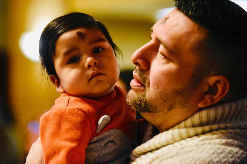 Este miércoles, Juan Flores llevó a su hijo de 8 meses, Allan Flores, a tomar ceniza por...