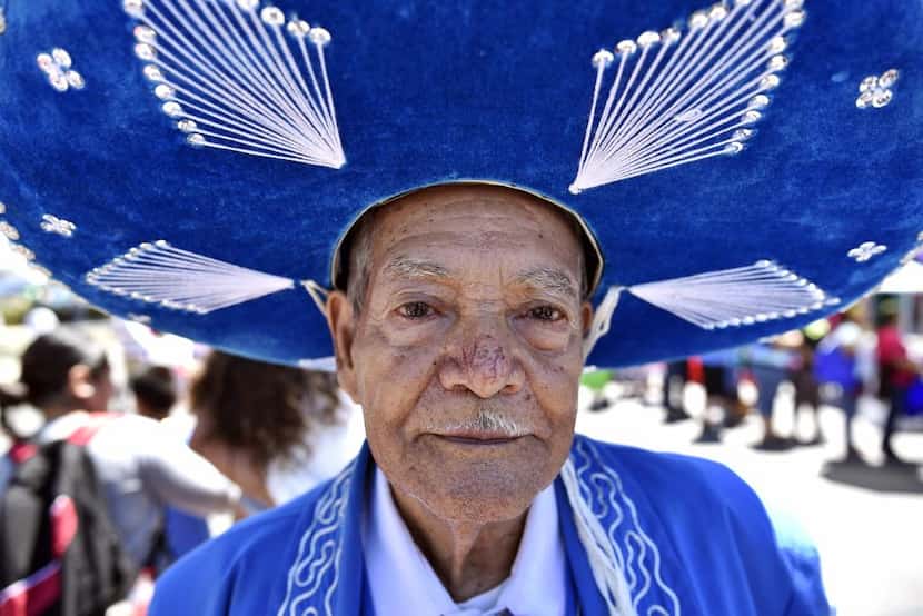 Juan Palacio, de Guanajuato, con su traje de mariachi, mientras camina por la Jefferson...