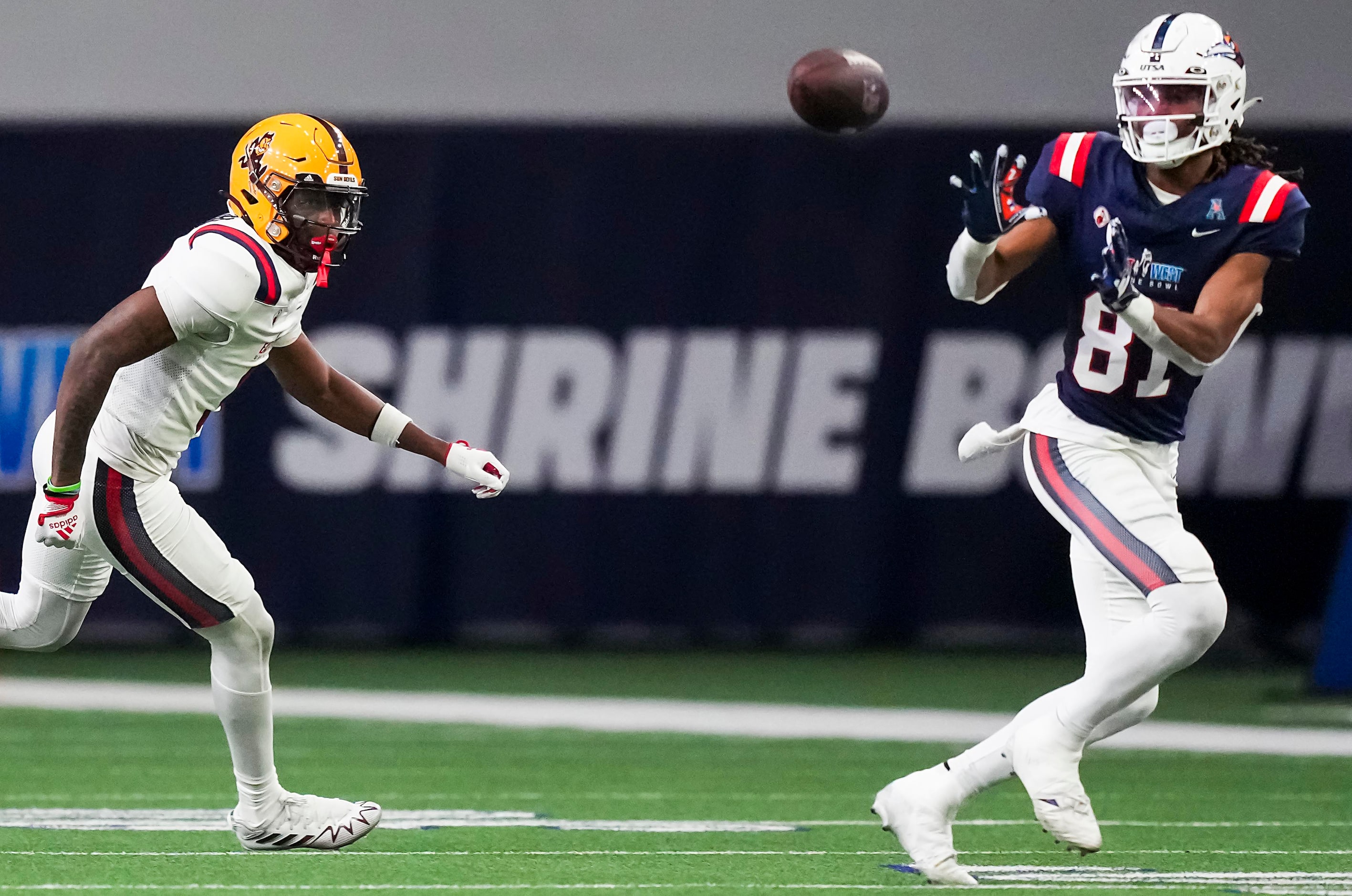 West wide receiver Josh Cephus of UTSA  (81) catches a pass as East defensive back Ro...