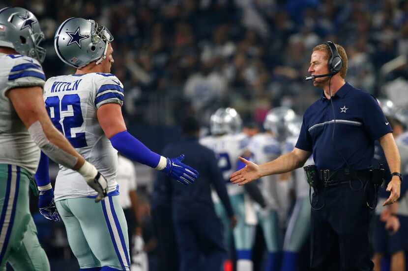 Dallas Cowboys head coach Jason Garrett (right) shakes hands with tight end Jason Witten...