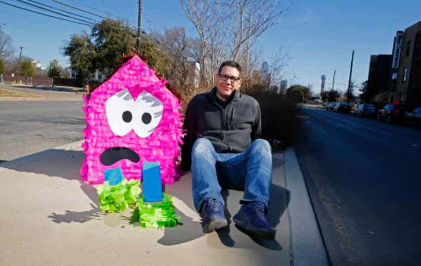 El candidato al concejo de la ciudad de Dallas, el artista Giovanni Valderas posa con una de...