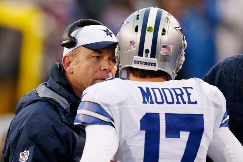 Dallas Cowboys offensive coordinator Scott Linehan talks to Dallas Cowboys quarterback...