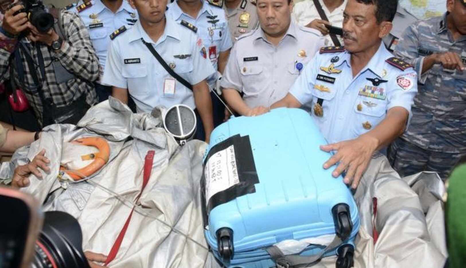 Una maleta del avión de AirAsia que cayó en el mar cerca de Indonesia que ha sido . Los...