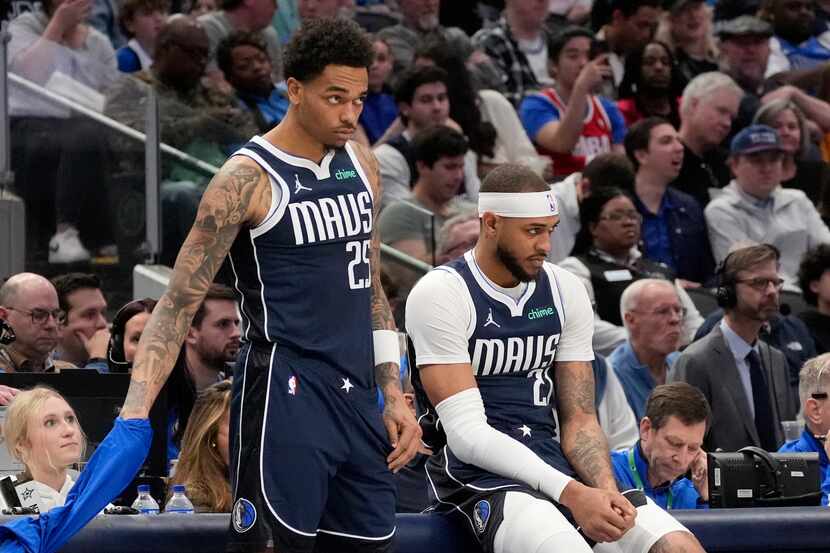 Dallas Mavericks forward P.J. Washington (25) and center Daniel Gafford (21), wait to check...