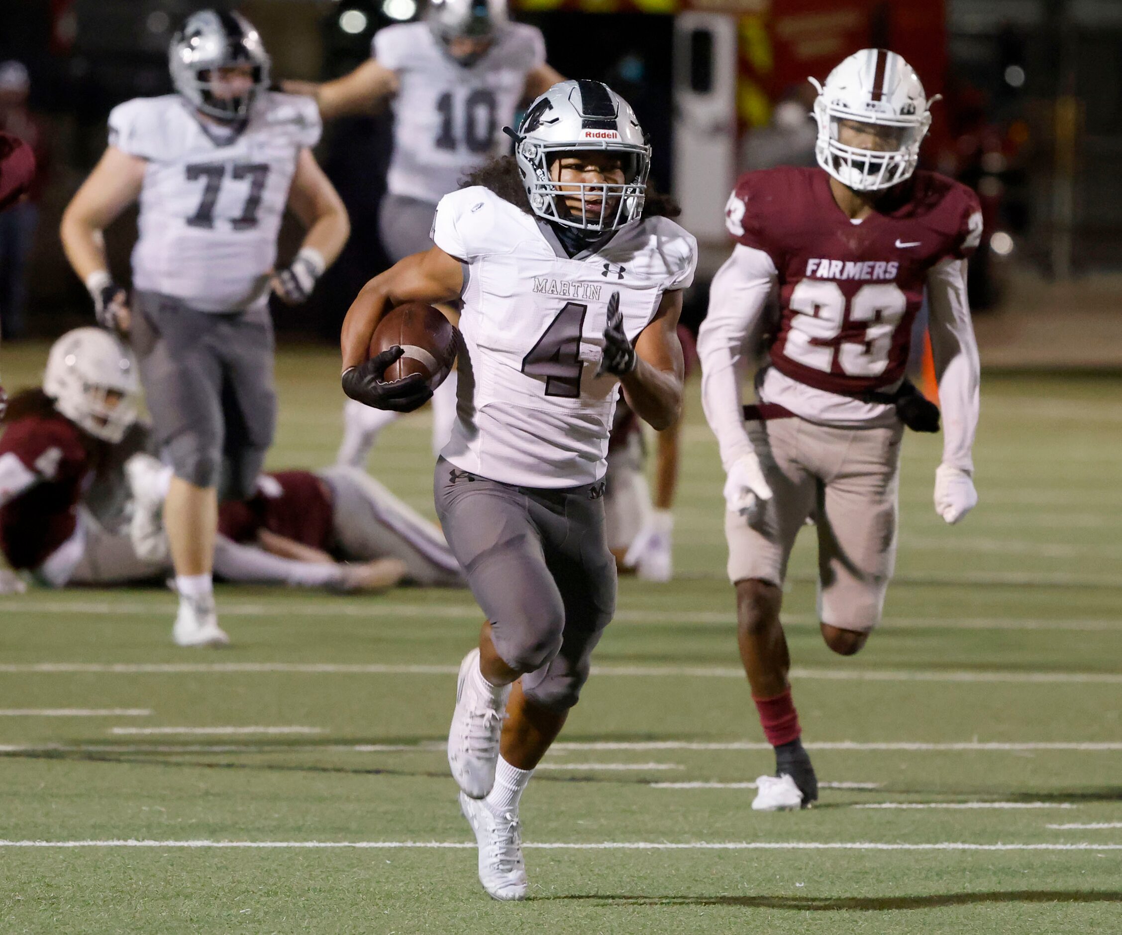 Arlington Martin’s Zaire Barrow (4) runs for a 63-yard touchdown against Lewisville during...