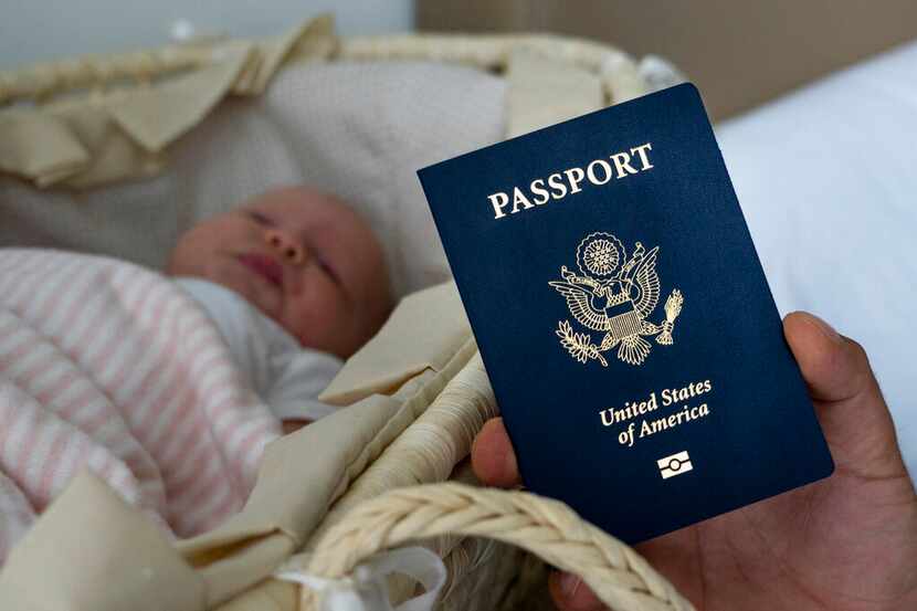 Denis Wolok muestra el pasaporte estadounidense de su hija Eva, de un año, durante una...