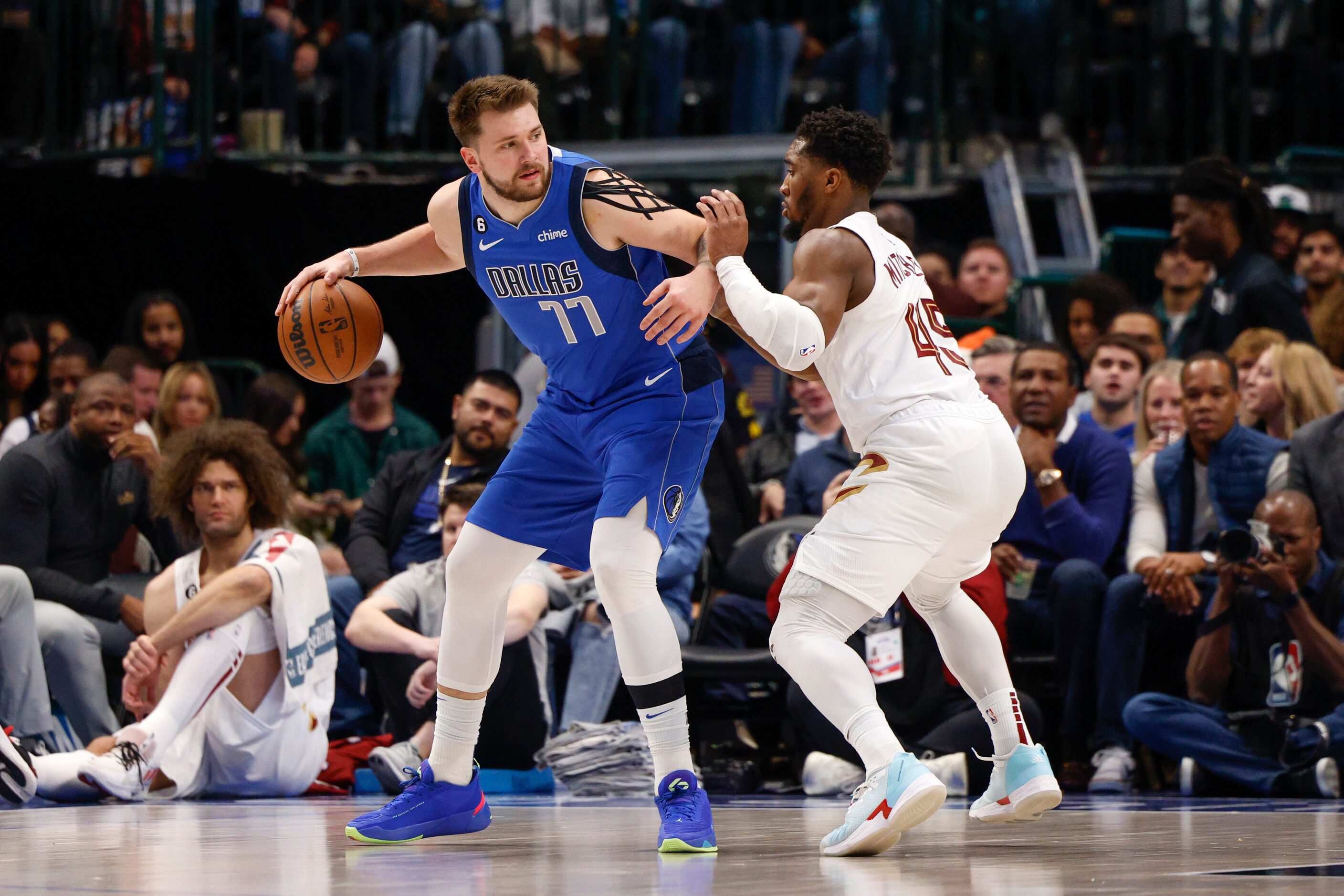 Cleveland Cavaliers guard Donovan Mitchell (45) defends against Dallas Mavericks guard Luka...