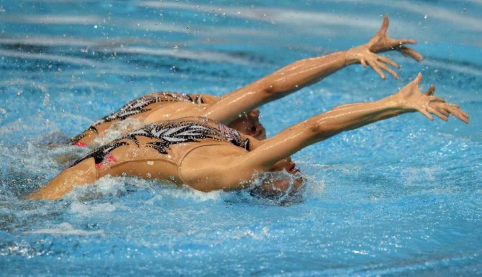 Karem Achach y Nuria Diosdado, de México, durante la competencia de nado sincronizado en los...