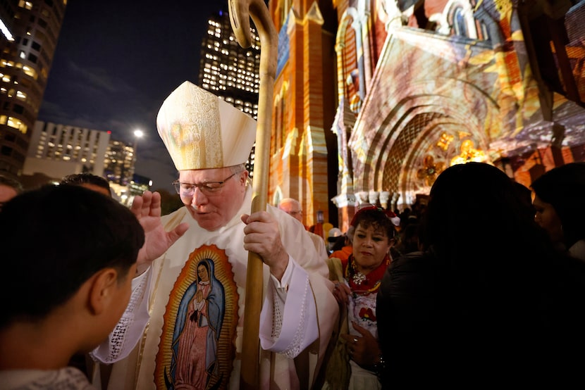 El obispo de la diócesis católica de Dallas, el reverendo Edward J. Burns, bendice a un...