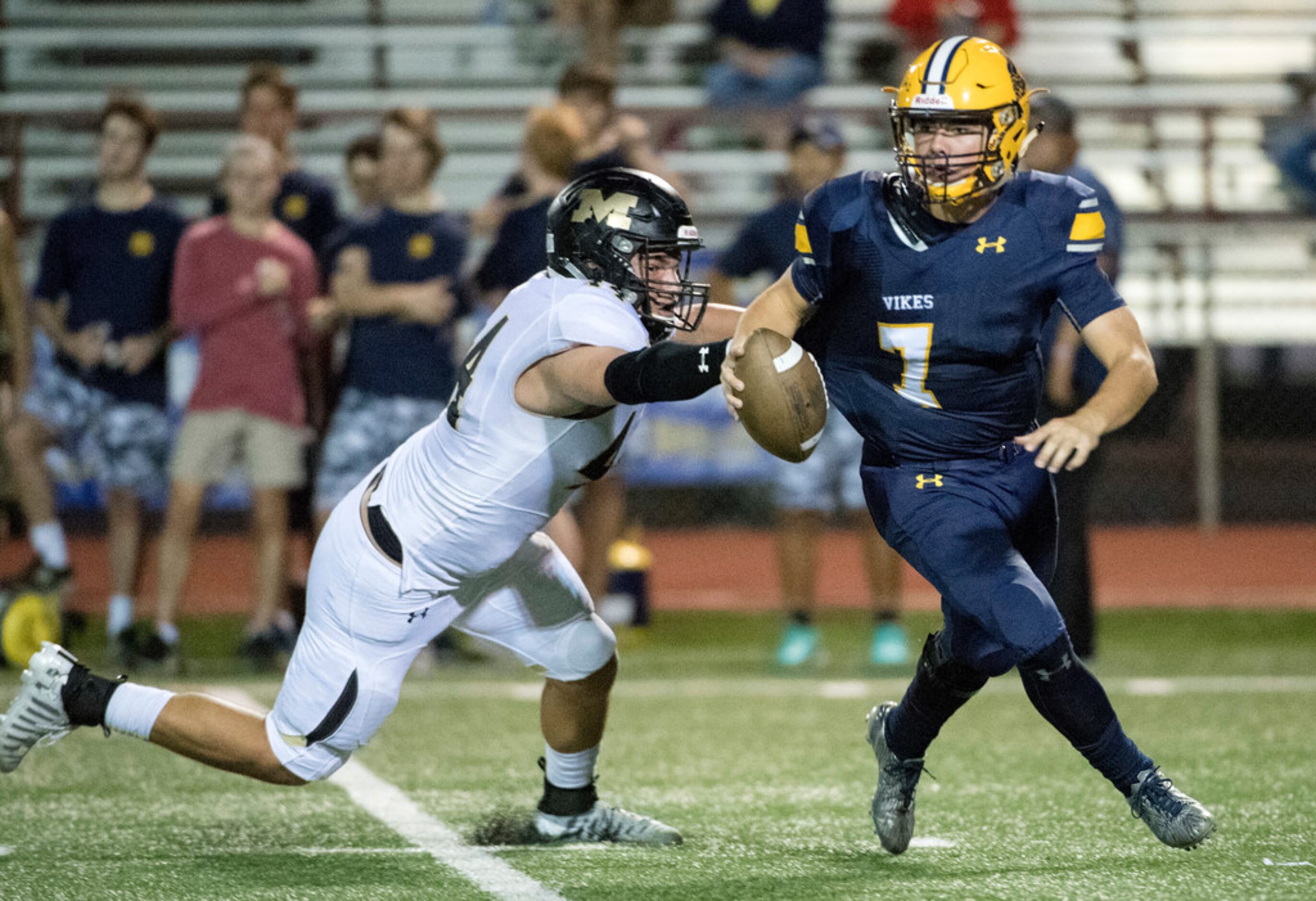 Mansfield senior wide receiver Zi Reevey (13) brings down a pass in front of Arlington Lamar...