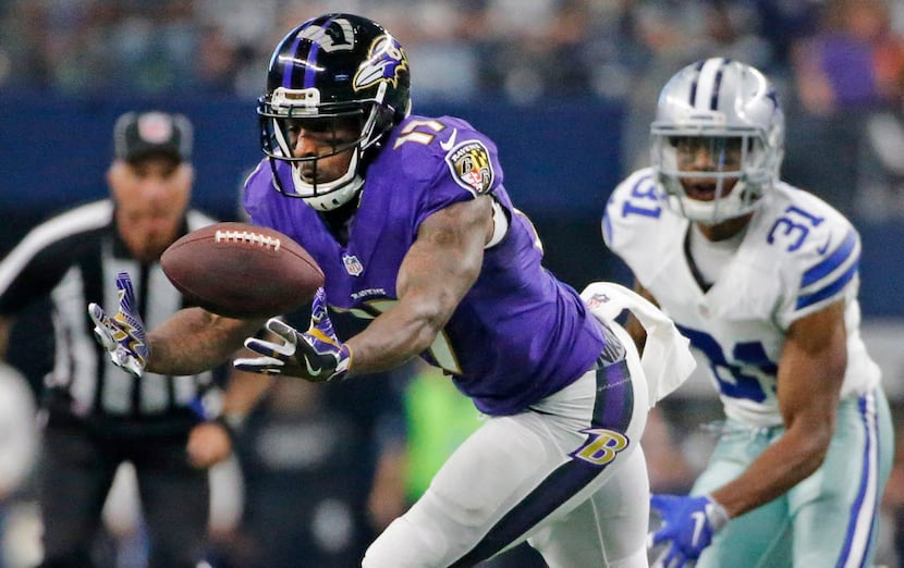 Baltimore Ravens wide receiver Mike Wallace (17) catches a passion front of Dallas Cowboys...