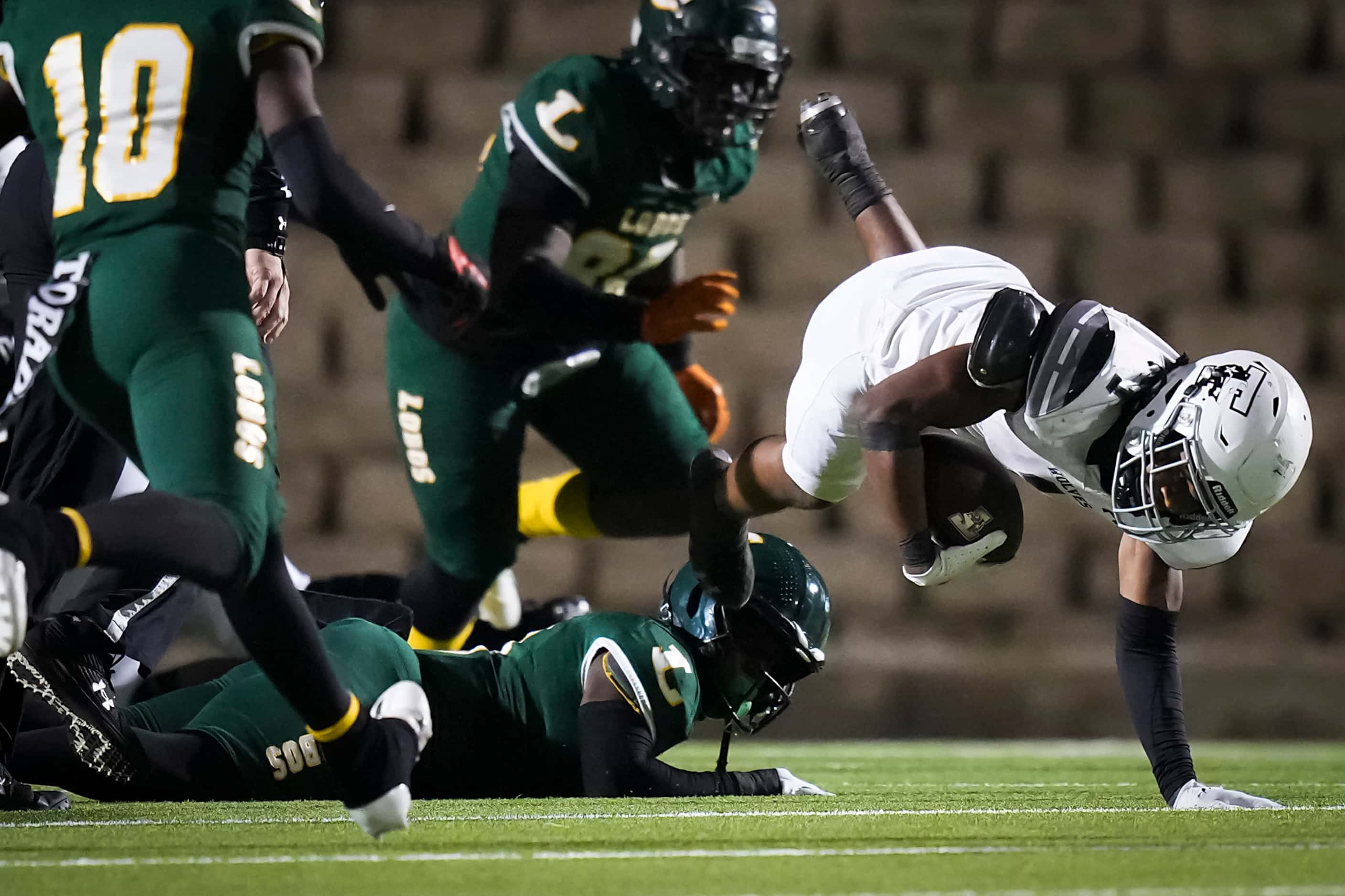Mansfield Timberview running back Jarvis Reed (1) dives for yardage during the first half of...