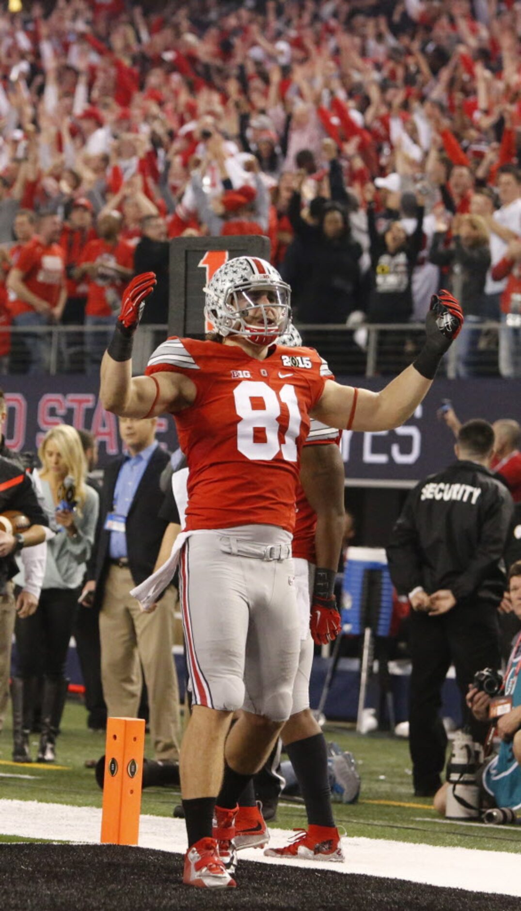 Ohio State Buckeyes tight end Nick Vannett (81) celebrates a touchdown against the Oregon...