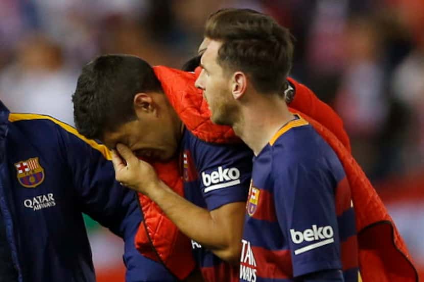 Luis Suárez se lastimó el domingo en el juego del Barcelona ante el Sevilla. Foto AP
