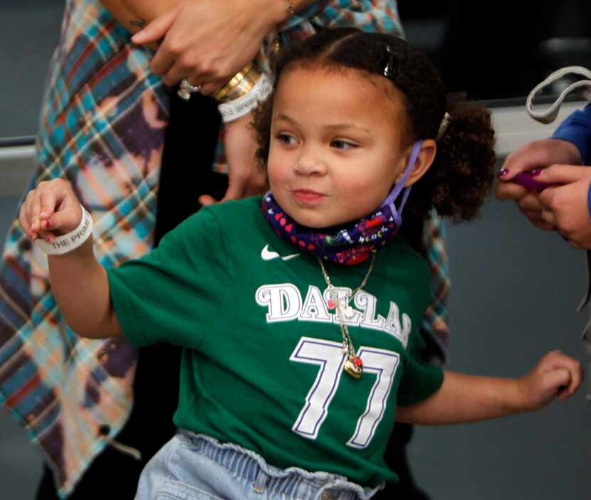 Cooper Kidd, the 3-year-old daughter of Jason and Porschla Kidd sports a Luka Doncic jersey...