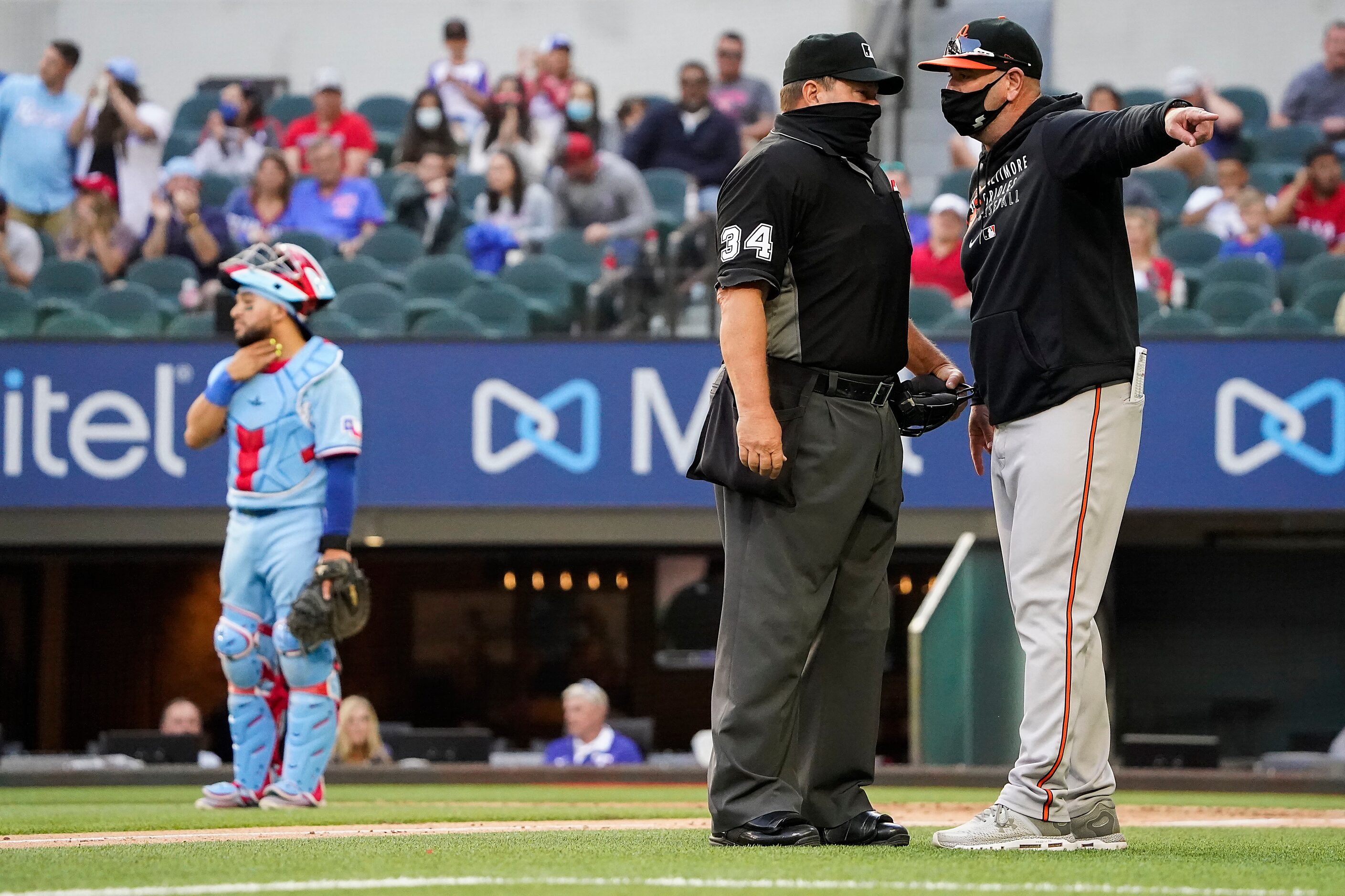 Baltimore Orioles manager Brandon Hyde argues with umpire Sam Holbrook after third baseman...