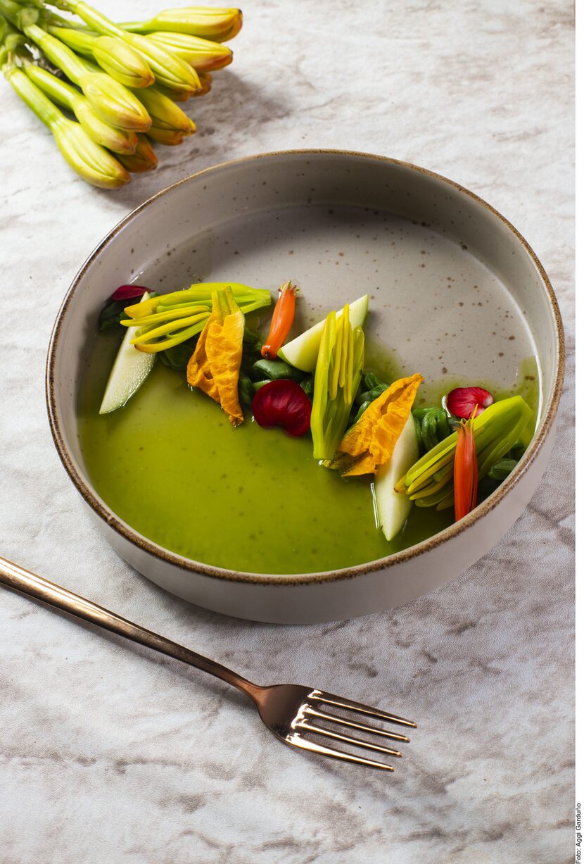 El ceviche de nopales y flores se logra al curar los nopales en agua con sal. Dejar reposar...